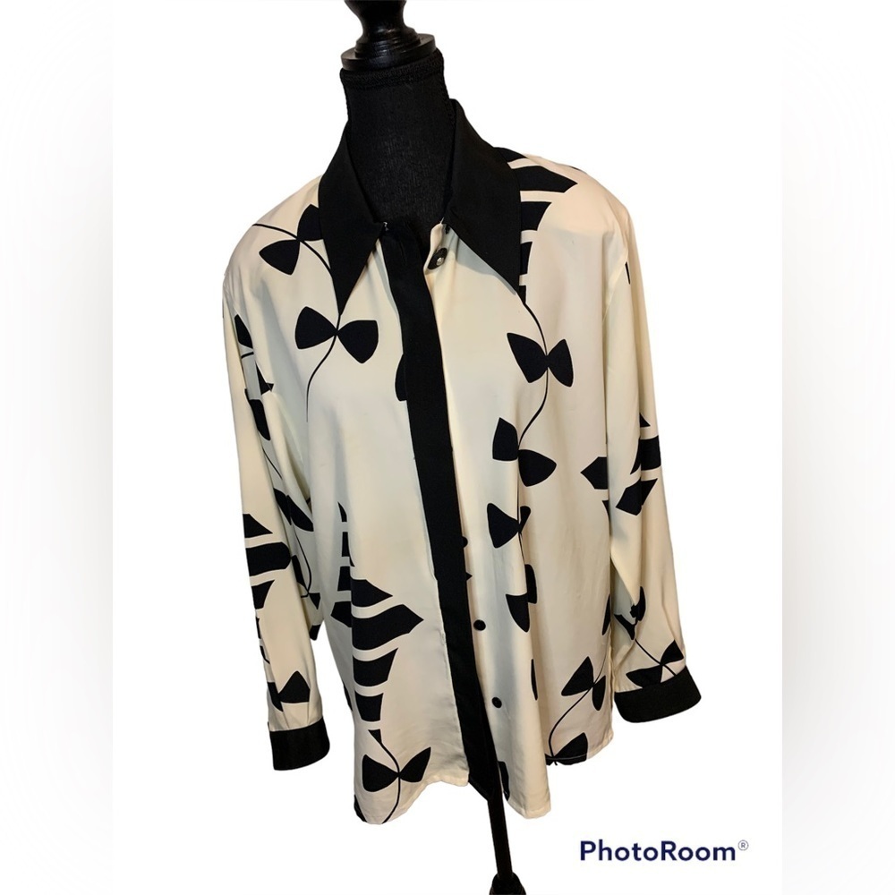 Script ladies shirt in size 10
